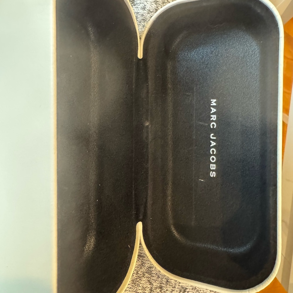 Marc Jacobs White Storage Case w/dust cover for glasses - Picture 2 of 4